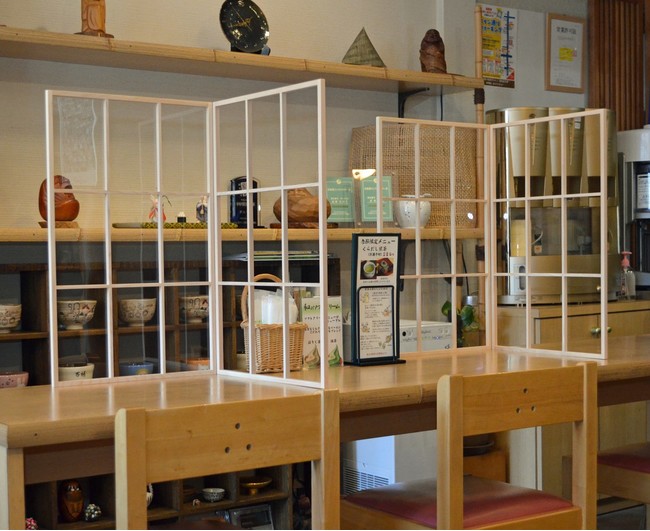 格子デザインの和風パーテーション　広島市内の和カフェのお店に置いていただきました。