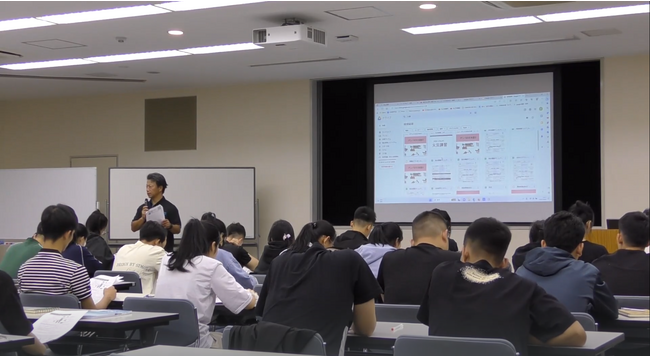 CEA大阪で、ベトナム人実習生がベトナム語通訳のもと防災講習を受けている様子