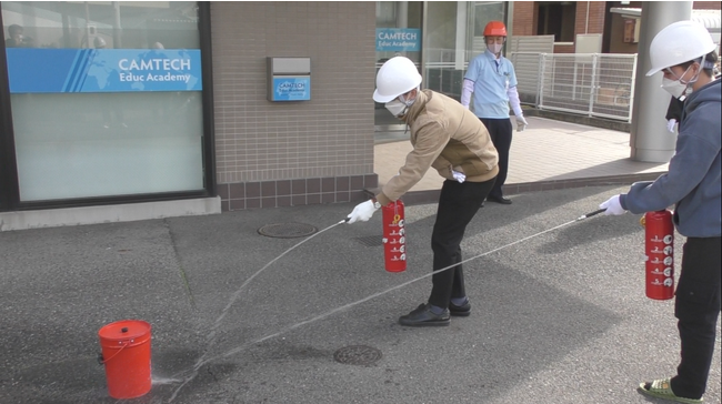 CEA大阪で、実習生による初期消火訓練の様子