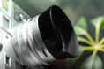 夏の逆光を、写真の個性に。Thypoch「Ksana」35mm f/2 ASPH. シルバークローム／レンズフード2種を発売