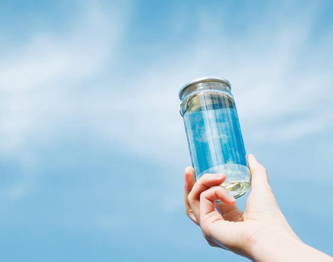 透明ラベル・ガラス瓶に金沢の穏やかな青空と清らかな仕込み水を表現