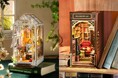本棚の奥に広がるミニチュアの世界!DIYキット「つくるんです®」ブックヌックシリーズより『フラワーサンルーム』『路地裏の古書店』新登場