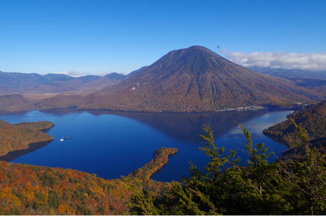 中禅寺湖と男体山