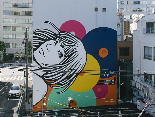 公共空間のアイコンとしてビルの壁に出現した「Landmark Art Girl」鮮やかな色彩が、街に未来の明るさを感じさせる