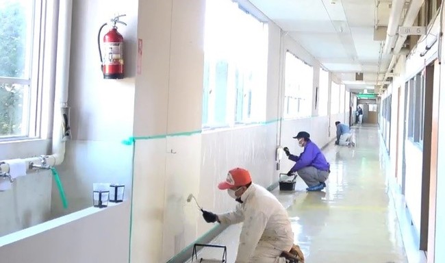 教職員の皆さんによる廊下での抗ウイルス・抗菌塗料塗装風景