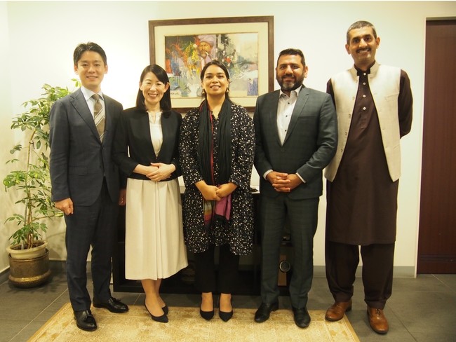 日本にて｜在京パキスタン大使館にて代表者の記念撮影