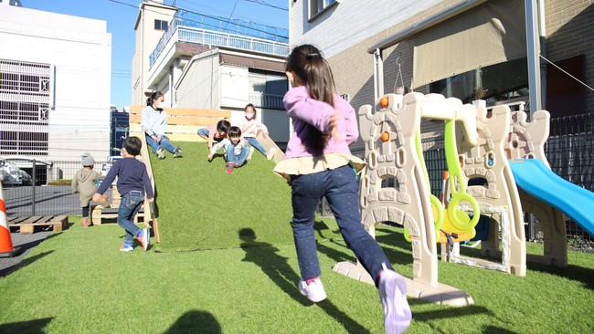 【民間主導の公共利活用実証実験】人工芝の巨大滑り台が出現！熊谷の街なかをウォーカブルに！星川行こうよプロジェクト！