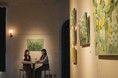 幻想的な建築美を感じるホテル内ギャラリー「UNWIND GALLERY」で、恋するように季節を感じるアート体験を。花や植物をモチーフに、恋心を描いた作品が並ぶ展示「Bloom for me」開催