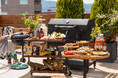 札幌の街中で堪能する本格アメリカンBBQ！ホテル最上階のルーフトップテラスで、1日1組限定の手ぶらBBQが楽しめる夏の非日常体験が「UNWIND HOTEL & BAR 札幌」にて7月1日（水）～登場