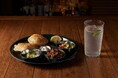 ジンと一緒に楽しむラムキーマカレーが新登場。ロッジライクなホテル「UNWIND HOTEL & BAR 札幌」と長沼町の人気店「シャンディニヴァースカフェ」のコラボで誕生したカレーを7/12～提供開始