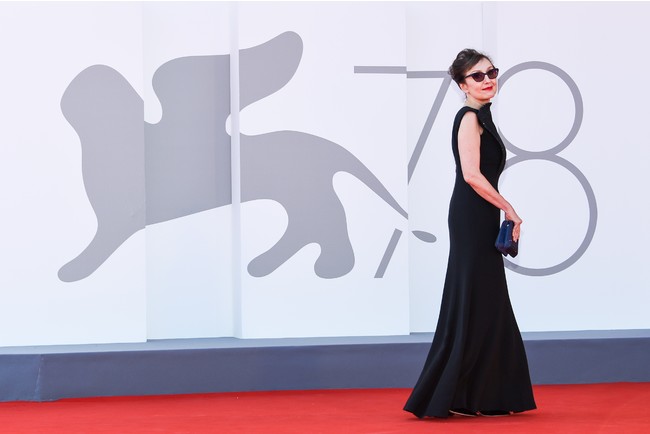 第78回ヴェネツィア国際映画祭：アルマーニのブラックドレスを