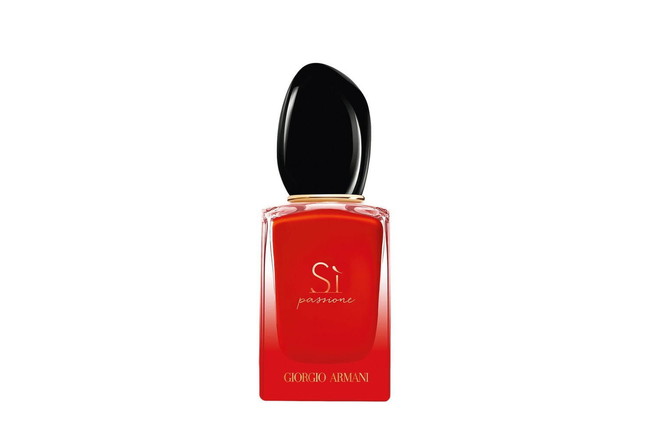 「Sì（シー）」シリーズのインスピレーション源となったジョルジオ アルマーニ ビューティの香水「Sì」のボトル