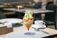 【アルマーニ / カフェ 表参道】2種類のメロンが奏でる、初夏の味覚。5月限定「メロン ジャスミン バジルのパフェ」