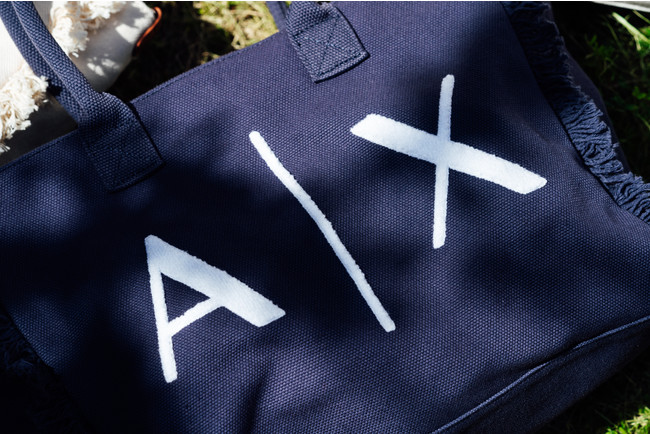 バッグの前面に施されたパイル地で模ったA|Xロゴがスタイルのアクセントに。