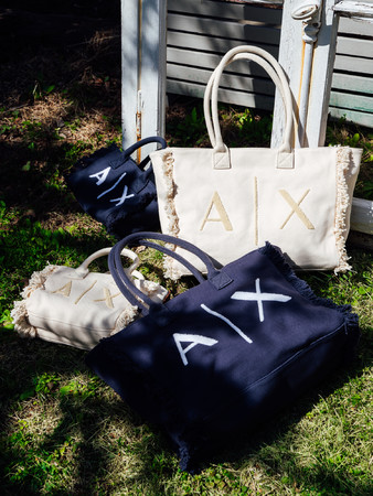 バッグの両サイドにデザインされたキャンバス地ショートフリンジは、 どこか温かみのある表情が印象的。