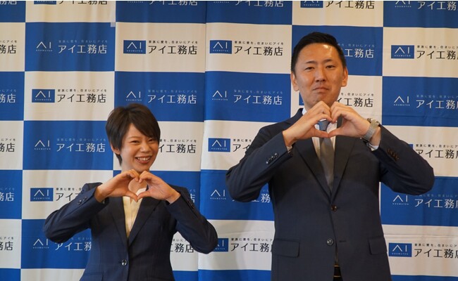 アイ工務店「高木菜那さん出演CM発表会」の様子 左から、高木菜那さん・常長雅人支社長