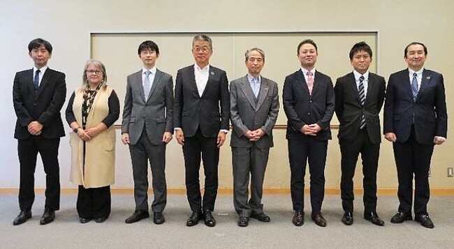 左から岡崎准教授、Meiki Susan Mary講師、森田教授、舟橋理事(教学担当)・総括副学長、槇野学長、三野助教、中川助教、窪木教授 左から岡崎准教授、Meiki Susan Mary講師、森田教授、舟橋理事(教学担当)・総括副学長、槇野学長、三野助教、中川助教、窪木教授