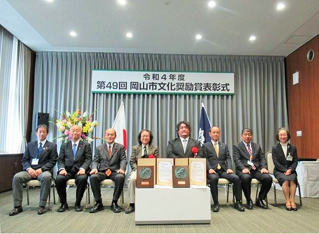 表彰式にて大森岡山市長（右から三番目）ら関係者と記念撮影する福田准教授（中央左側）