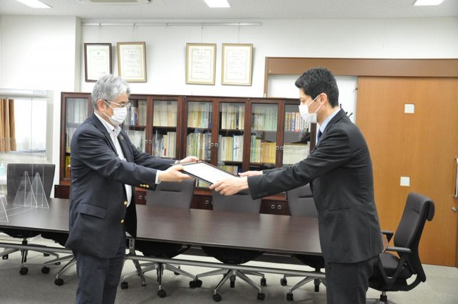 菅工学部長（左）から表彰状を授与される吉田准教授