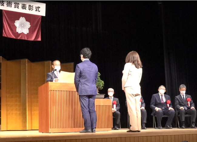 前田消防庁長官から表彰状を受け取る塚原助教 前田消防庁長官から表彰状を受け取る塚原助教