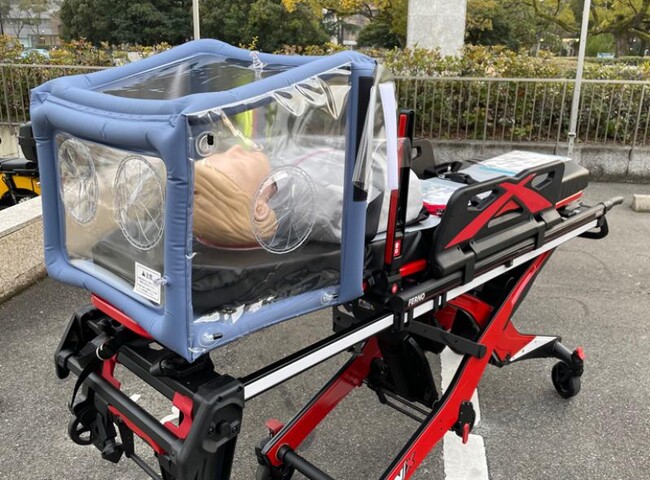 塚原助教が開発したポータブルスプラッシュシールド(ブルーの資器材) 塚原助教が開発したポータブルスプラッシュシールド(ブルーの資器材)