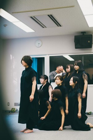 本番の衣装に身を包み稽古をする天神幕劇 本番の衣装に身を包み稽古をする天神幕劇