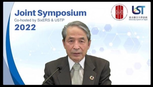 あいさつする槇野学長