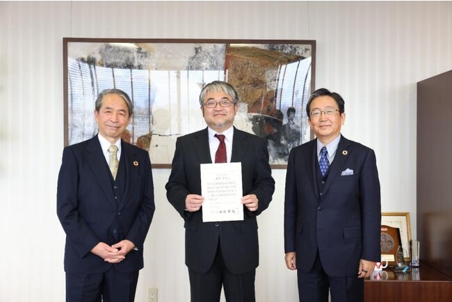 左から槇野学長、藤原研究准教授、那須理事 ※撮影時のみマスクを外しています 左から槇野学長、藤原研究准教授、那須理事 ※撮影時のみマスクを外しています