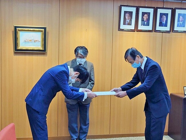 伊達研究科長から授与される岡村教授（左）