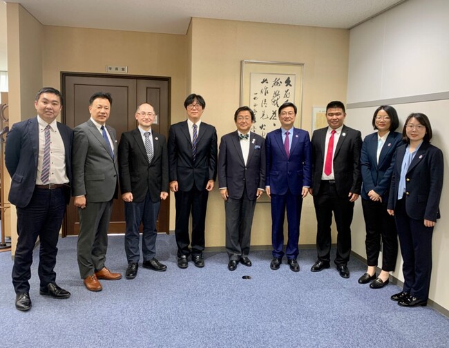 学長表敬後の記念撮影 学長表敬後の記念撮影
