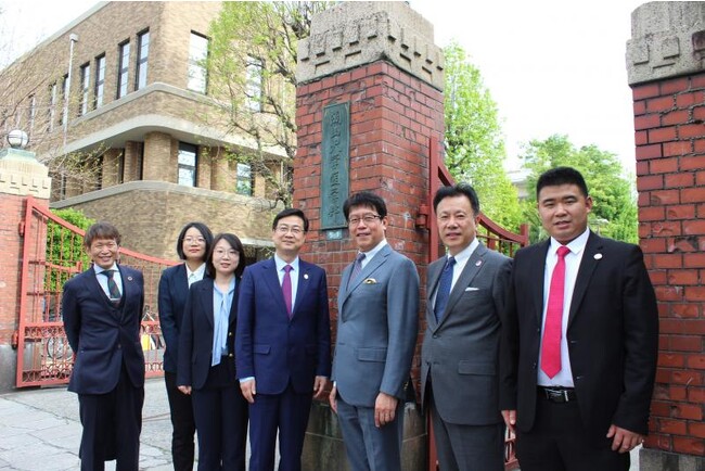 医学部正門前での上海大学一行との記念撮影 医学部正門前での上海大学一行との記念撮影