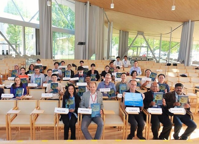 BNCTの本(IAEA発刊2023年6月)を持っての集合写真 BNCTの本(IAEA発刊2023年6月)を持っての集合写真