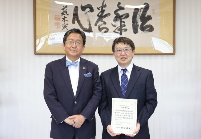 那須保友学長、山田浩司研究教授(右) 那須保友学長、山田浩司研究教授(右)