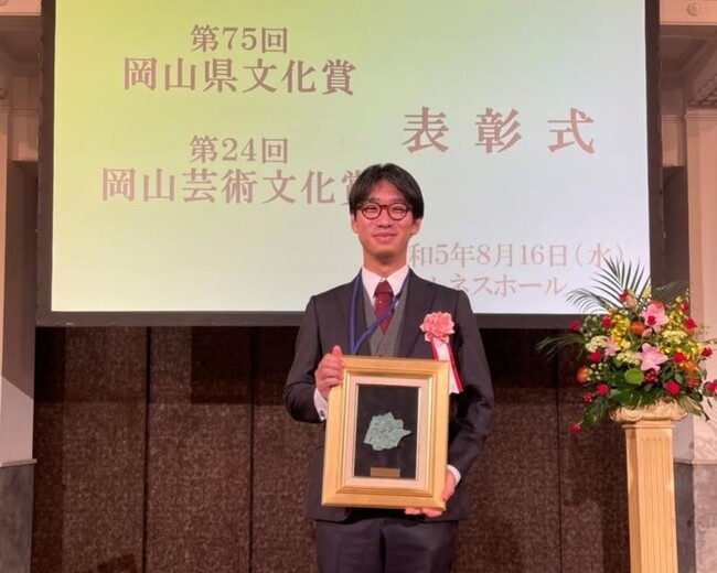 表彰盾を手にする河合穂高研究准教授 表彰盾を手にする河合穂高研究准教授