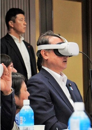 VRを装着し救急救命士の超音波検査教育教材を確認する岡田大臣