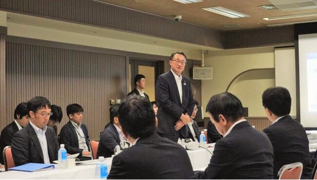 あいさつをする岡田大臣 あいさつをする岡田大臣