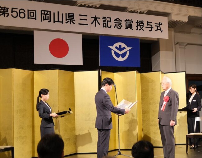 伊原木知事から表彰を受ける岡田名誉教授（右）