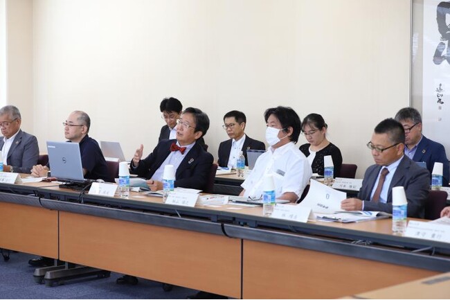岡山大学の取り組みを紹介する那須学長（右から3人目）