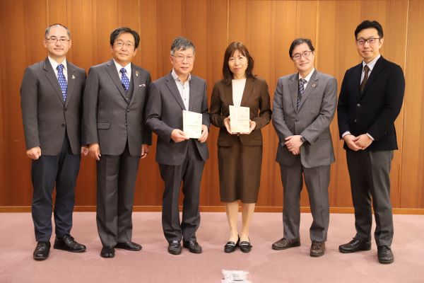 記念撮影（左より：佐藤法仁副理事・副学長・URA・G研究機構長、那須保友学長、沈建仁所長、松本直子所長、松尾泰樹事務局長、白井俊参事官）