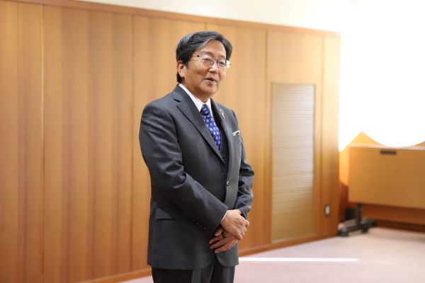 高等先鋭研究院異分野基礎科学研究所への期待を述べる那須保友学長