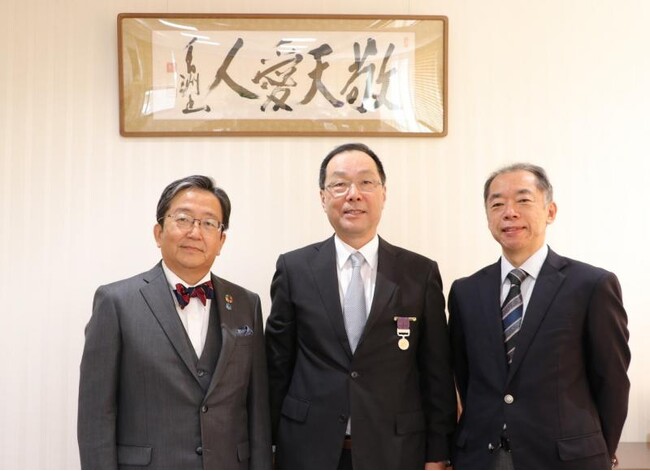 左から、那須学長、佐藤教授、平山研究所長