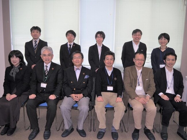 外部評価委員と本学関係者の記念写真 外部評価委員と本学関係者の記念写真