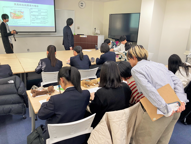 飲食店ワークショップでランチメニューを考える高校生たち