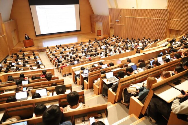 真剣に聴講する学生で満席となった会場の様子 真剣に聴講する学生で満席となった会場の様子