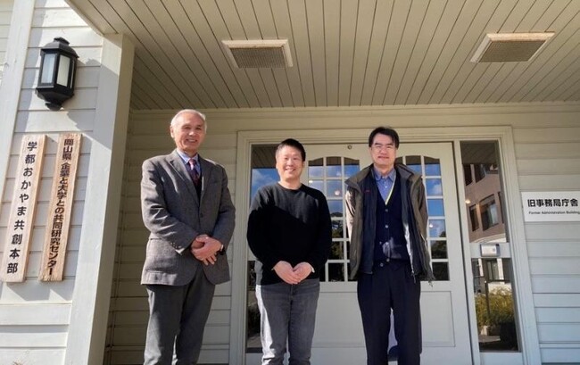 記念撮影(左から富岡特任教授、小松所長、石野教授) 記念撮影(左から富岡特任教授、小松所長、石野教授)