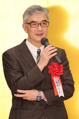表彰式であいさつをする鈴木教授（山陽新聞社提供）