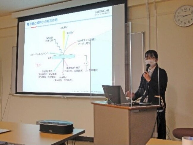 講義を行う株式会社日立ハイテクの和久井氏