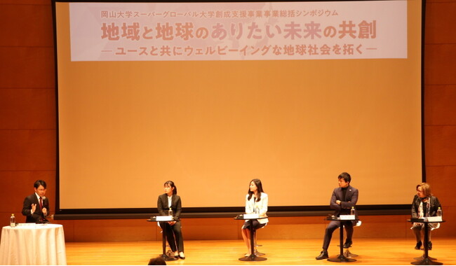 パネルディスカッションの様子（左から横井副学長、布さん、棚井さん、市川代表取締役CEO、BENTON教授）