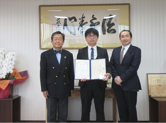 那須学長（左）より表彰を受けた中道研究准教授、窪木副理事