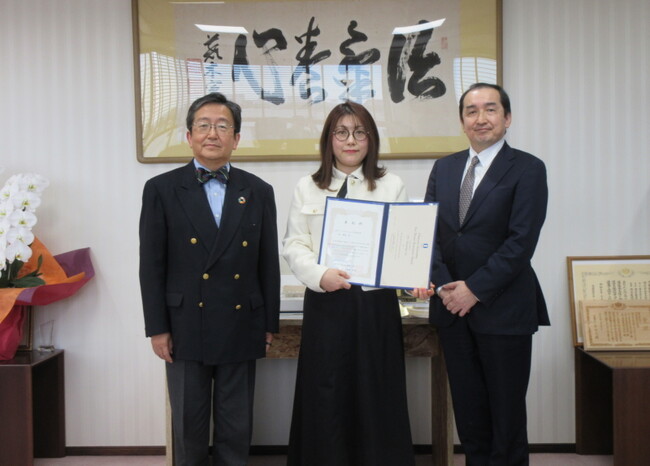 那須学長（左）より表彰を受けた蔡准教授、窪木副理事